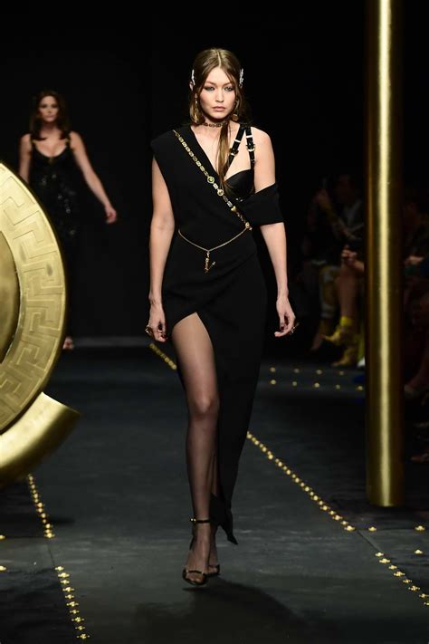 la vittoria della versace|Alla sfilata Versace della Milano Fashion Week, Gigi Hadid .